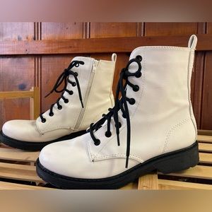 Size 8 side zip front lace combat boot
